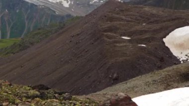 Elbrus bölgesi dağlarında yürüyüş