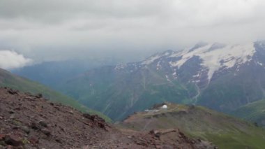 Elbrus bölgesi dağlarında yürüyüş