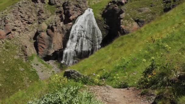 女孩大镰刀布鲁斯地区山上的瀑布 — 图库视频影像