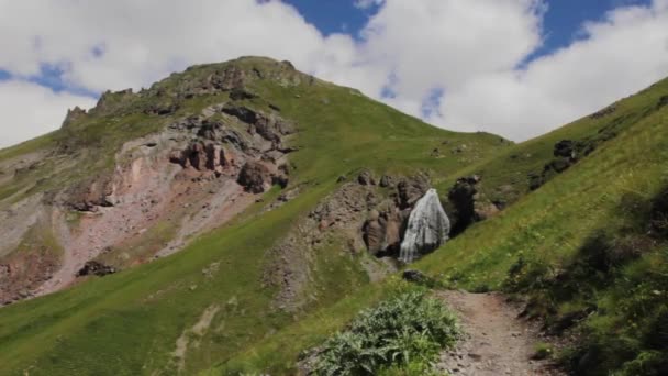 De waterval van de Scythe meisje op de bergen van de regio Elbrus — Stockvideo