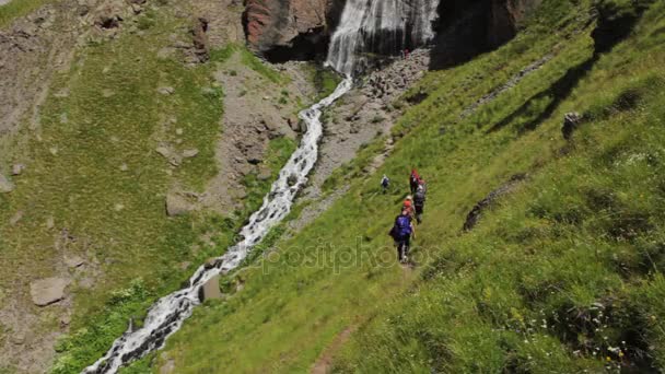 Vattenfallet vid flicka lie på bergen i regionen Elbrus — Stockvideo