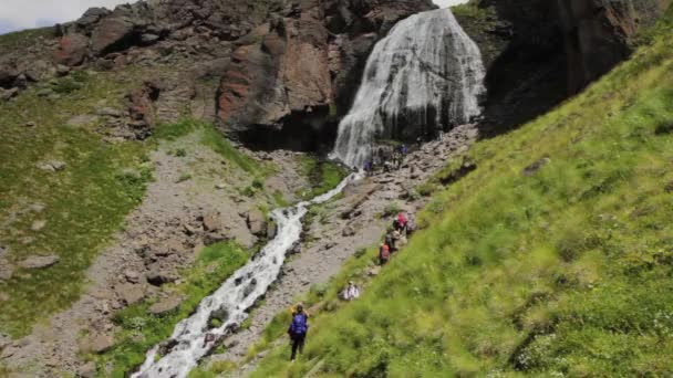 Vattenfallet vid flicka lie på bergen i regionen Elbrus — Stockvideo