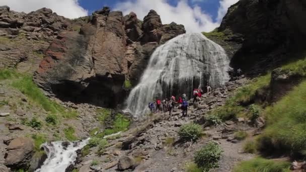 Vodopád dívka kosy na horách regionu Elbrus — Stock video
