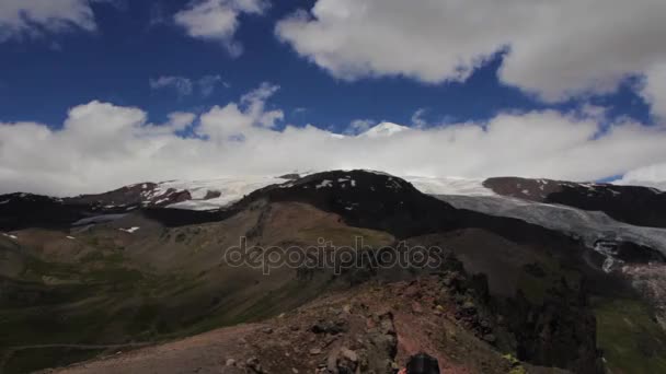 Wandern in den Bergen des Elbrus — Stockvideo