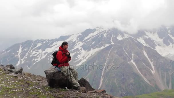 2013 08 mount Elbrus, Ryssland: en man som letar ett avstånd — Stockvideo