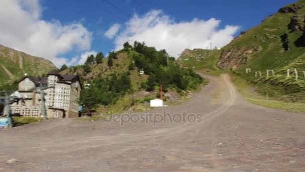 Promenader i bergen i regionen Elbrus — Stockvideo