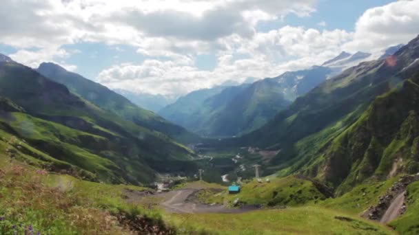 Lejtőn az Elbrus régió hegyei — Stock videók