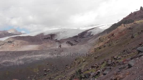 Wandelen van de bergen van de regio Elbrus — Stockvideo