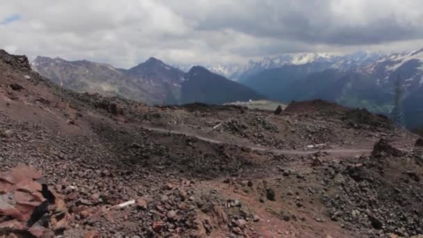 Caminhada das montanhas da região de Elbrus — Vídeo de Stock