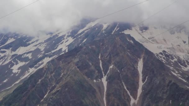 Περπάτημα στα βουνά της περιοχής Elbrus — Αρχείο Βίντεο