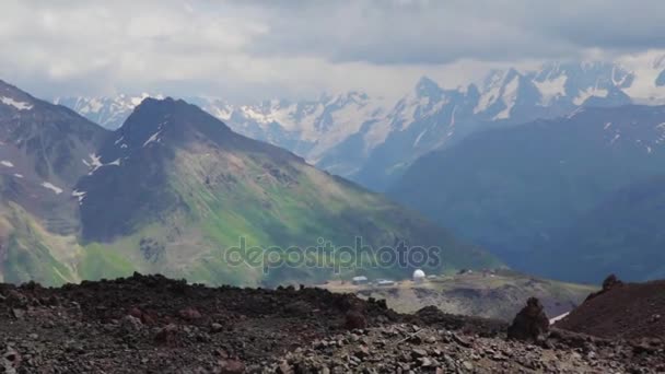 Caminhada das montanhas da região de Elbrus — Vídeo de Stock