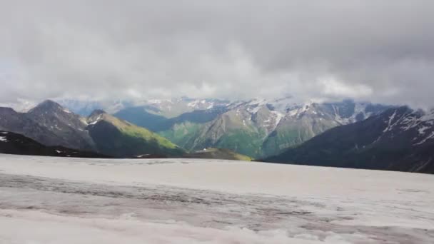Caminhada das montanhas da região de Elbrus — Vídeo de Stock