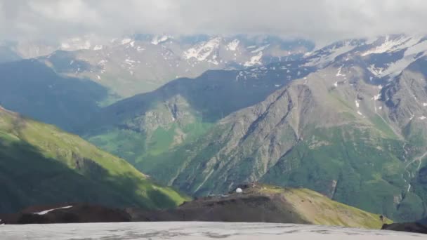 Wandern in den Bergen des Elbrus — Stockvideo