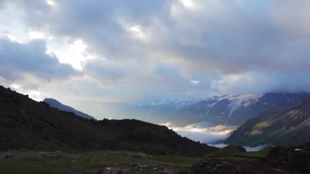 Wandern in den Bergen des Elbrus — Stockvideo