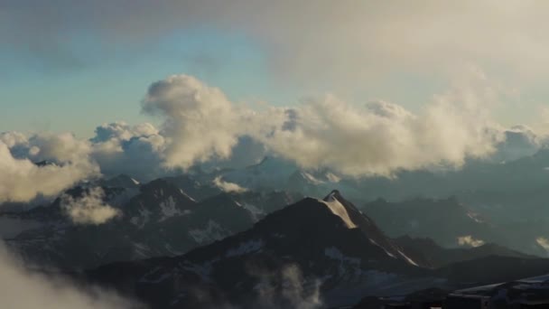 Panoramisch uitzicht op de berg Elbroes — Stockvideo