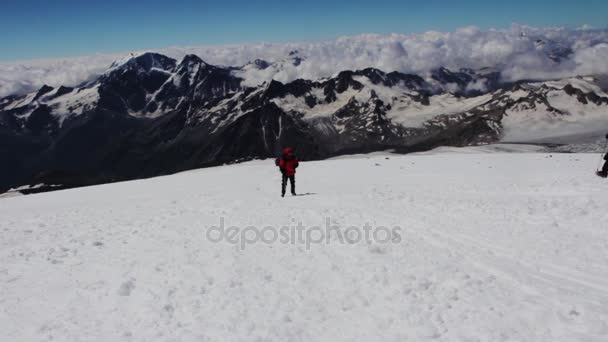 En man gör selfie i yhe sluttningen av berget Elbrus — Stockvideo