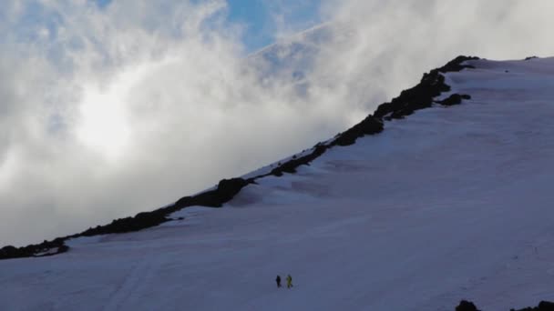 Klättring på berg Elbrus — Stockvideo