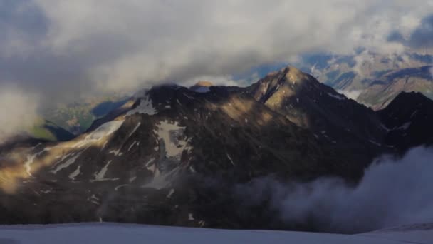 Panoramisch uitzicht op de berg Elbroes — Stockvideo