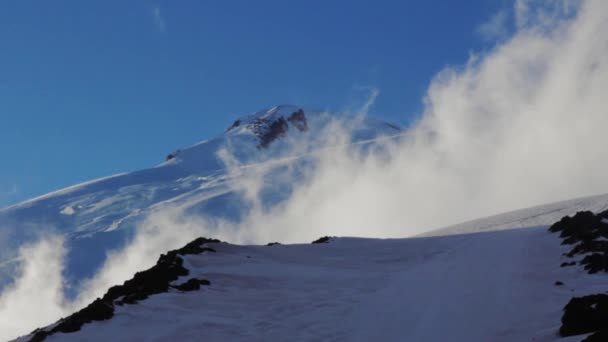 Klimmen op de berg Elbroes — Stockvideo