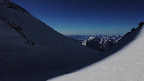 Sube a la montaña Elbrus. Distancia final — Vídeo de stock