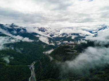 Soçi, Rusya - Mayıs, 2017: Ski Resort Rosa Khutor yukarıda havadan görünümü