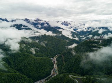 Soçi, Rusya - Mayıs, 2017: Ski Resort Rosa Khutor yukarıda havadan görünümü