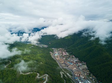 Soçi, Rusya - Mayıs, 2017: Ski Resort duvara yakın soğutucu camekan Gorod yukarıda havadan görünümü