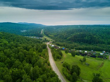 Yağmurlu havalarda Rus kırsal havadan görünümü