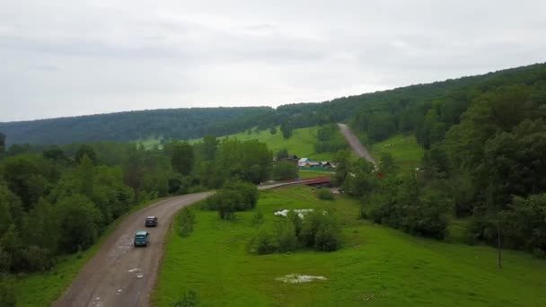 Flygfoto över den ryska landsbygden i regnigt väder — Stockvideo