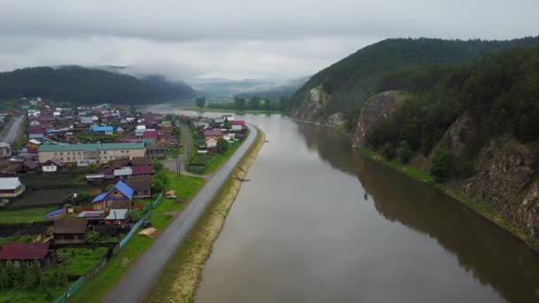 Luchtfoto van het Russische platteland in regenachtig weer — Stockvideo