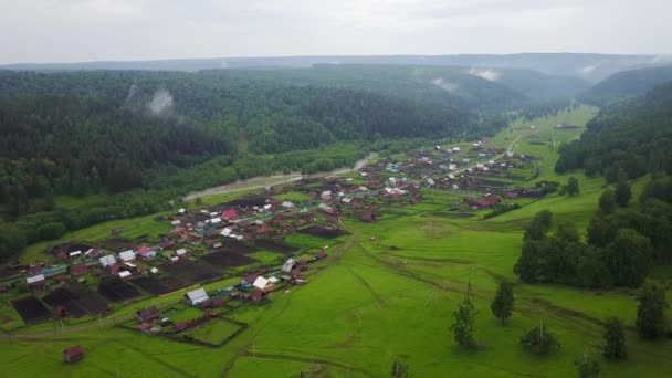 Luchtfoto van het Russische platteland in regenachtig weer — Stockvideo