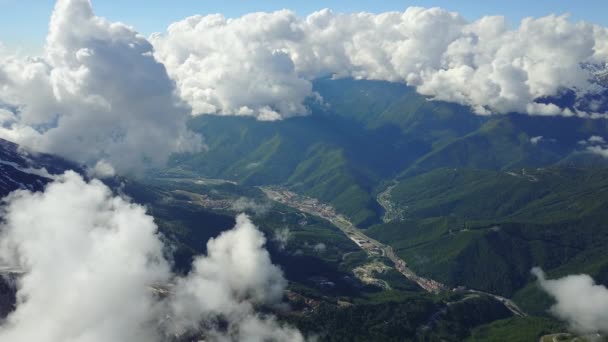 SOCHI, RUSIA - Mayo de 2017: Vista aérea por encima de la estación de esquí Gorki Gorod — Vídeo de stock