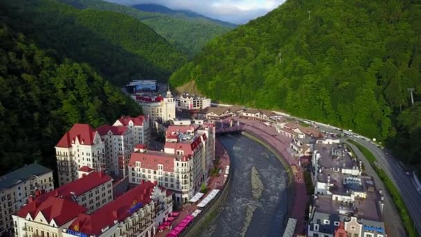 SOCHI, RUSSIE - Mai 2017 : Vue aérienne au-dessus de la station de ski Rosa Khutor — Video