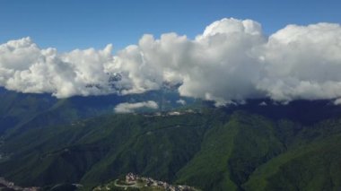Soçi, Rusya - Mayıs, 2017: Ski Resort Rosa Khutor yukarıda havadan görünümü