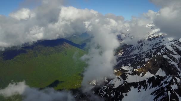 SOCHI, RUSSIE - Mai 2017 : Vue aérienne au-dessus de la station de ski Rosa Khutor — Video