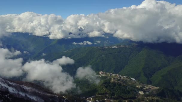 Sochi, Rusko - květen 2017: Letecký pohled nad Ski Resort Rosa Khutor — Stock video