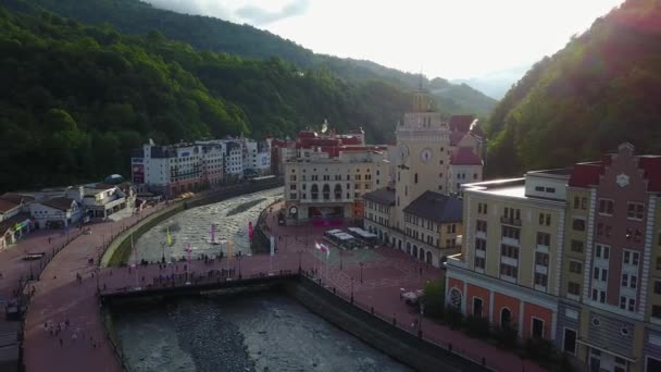 Sochi, Rusko - květen 2017: Letecký pohled nad Ski Resort Rosa Khutor — Stock video