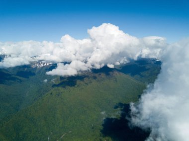Soçi, Rusya - Mayıs, 2017: Ski Resort Rosa Khutor yukarıda havadan görünümü