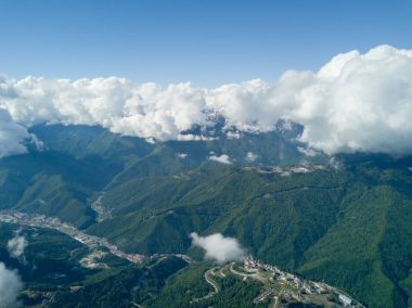 Soçi, Rusya - Mayıs, 2017: Ski Resort Rosa Khutor yukarıda havadan görünümü