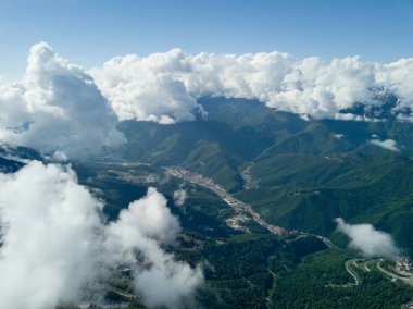 Soçi, Rusya - Mayıs, 2017: Ski Resort Rosa Khutor yukarıda havadan görünümü