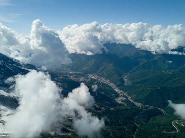 Soçi, Rusya - Mayıs, 2017: Ski Resort Rosa Khutor yukarıda havadan görünümü