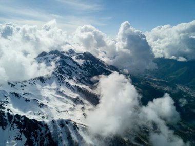 Soçi, Rusya - Mayıs, 2017: Ski Resort Rosa Khutor yukarıda havadan görünümü