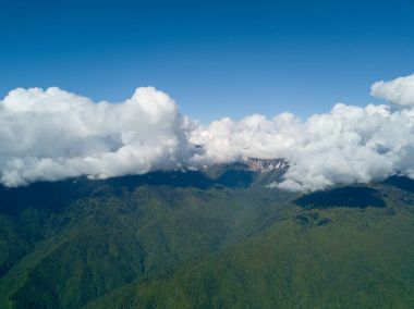 Soçi, Rusya - Mayıs, 2017: Ski Resort Rosa Khutor yukarıda havadan görünümü