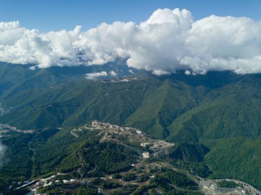 Soçi, Rusya - Mayıs, 2017: Ski Resort Rosa Khutor yukarıda havadan görünümü