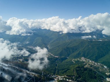 Soçi, Rusya - Mayıs, 2017: Ski Resort Rosa Khutor yukarıda havadan görünümü