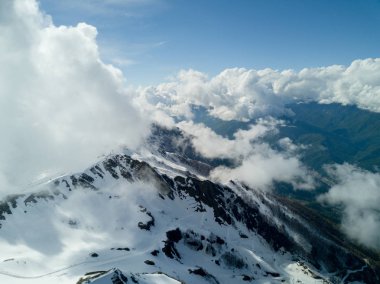 Soçi, Rusya - Mayıs, 2017: Ski Resort Rosa Khutor yukarıda havadan görünümü