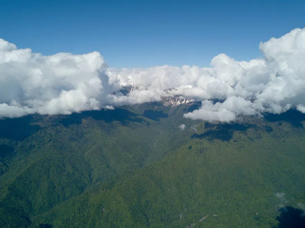 Soçi, Rusya - Mayıs, 2017: Ski Resort Rosa Khutor yukarıda havadan görünümü