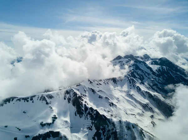 Soçi, Rusya - Mayıs, 2017: Ski Resort Rosa Khutor yukarıda havadan görünümü