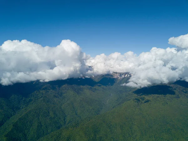 Soçi, Rusya - Mayıs, 2017: Ski Resort Rosa Khutor yukarıda havadan görünümü