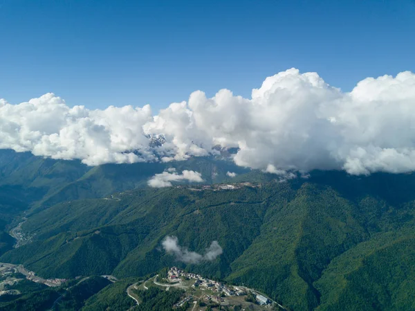 Soçi, Rusya - Mayıs, 2017: Ski Resort Rosa Khutor yukarıda havadan görünümü